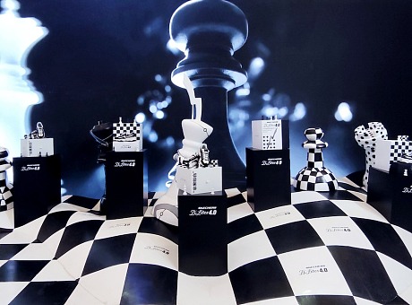 斯凯奇熊猫鞋巧用国际象棋展开黑白对弈