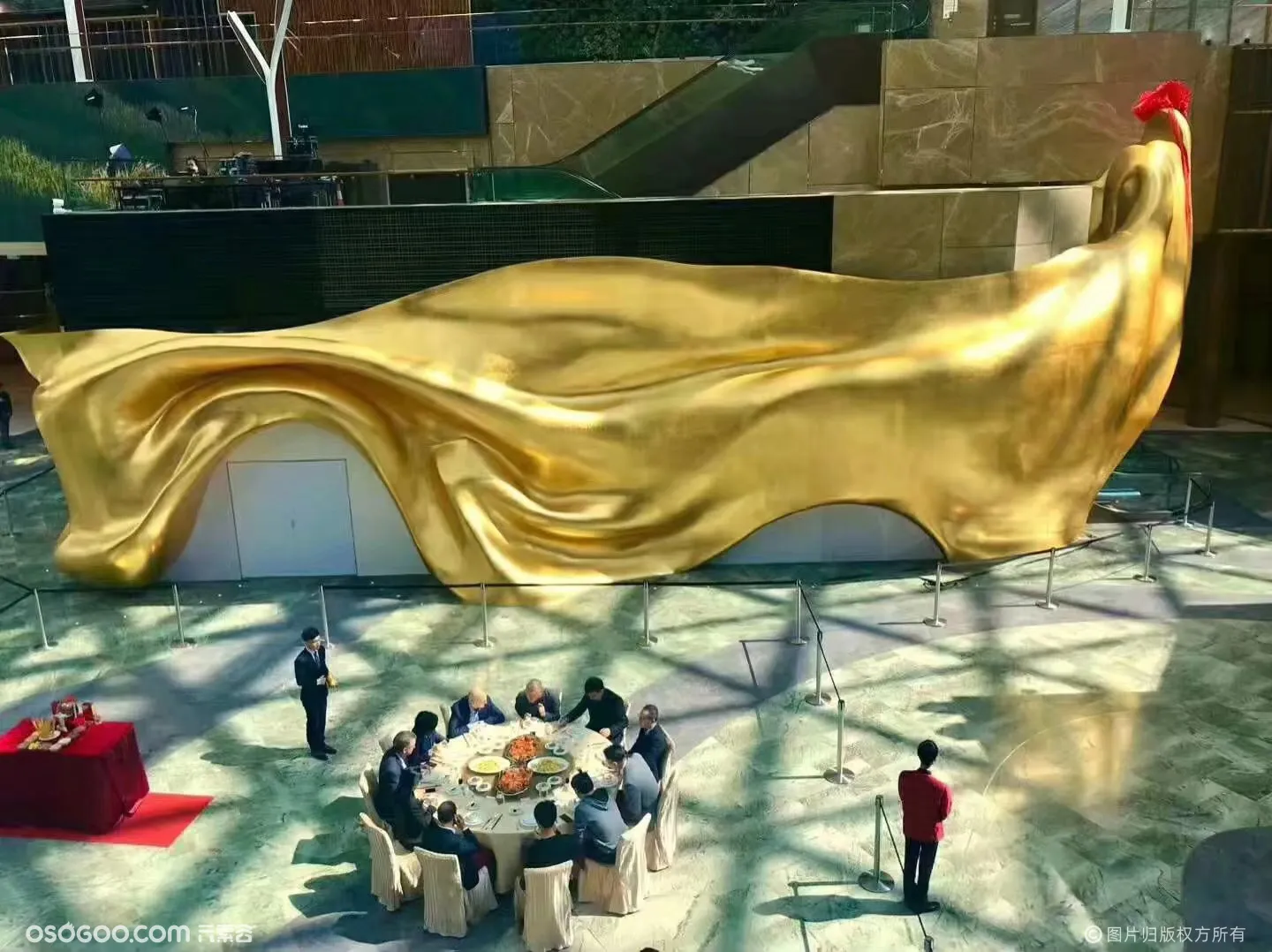 安徽商场内景 拱门外饰飘带镀金雕塑