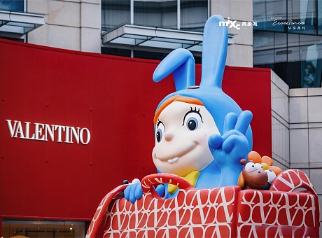 VALENTINO 蓝兔子全新艺术雕塑限时登陆