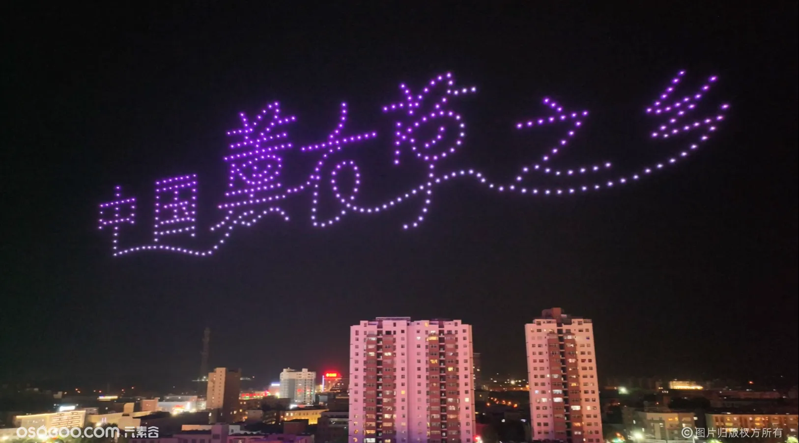 新疆霍城：薰衣草之乡鲜花海洋，400台无人机表演展现魅力飞舞