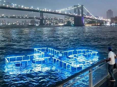 曼哈顿河上《+Pool Light》灯光装置