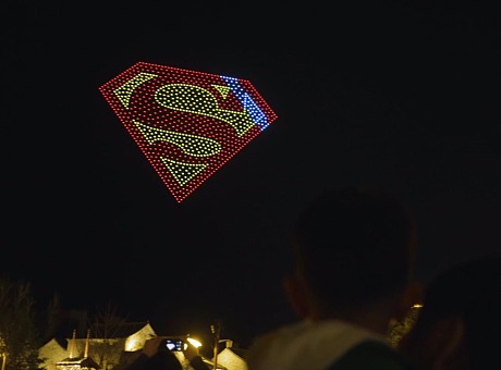 超人85周年特别活动短片，象征希望的“S”盾标在长城上空持续