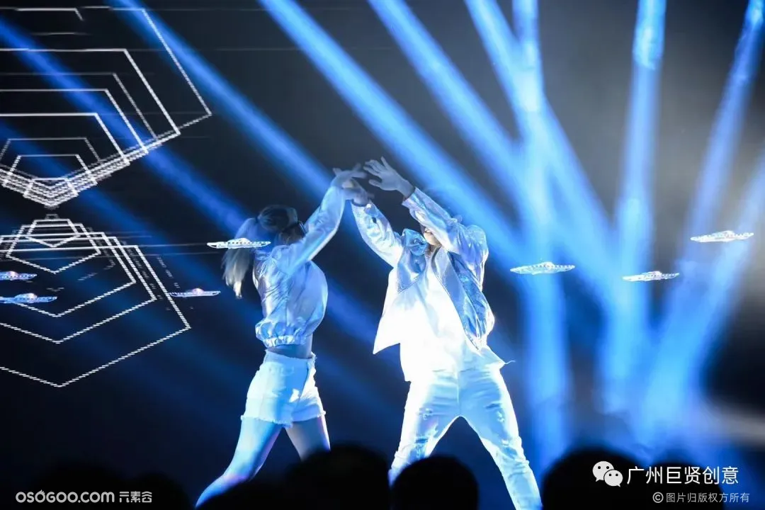 上海无人机人机共舞 舞者跟无人机的完美结合