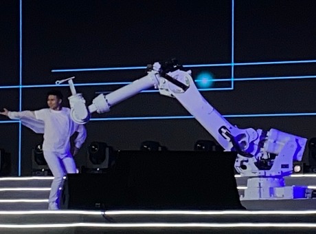 不动创意东风日产表彰大会录制大型舞台机械臂共舞表演