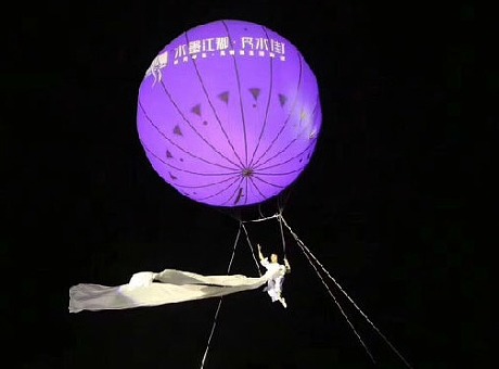 高空威亚气球空中芭蕾嫦娥奔月创意互动表演 