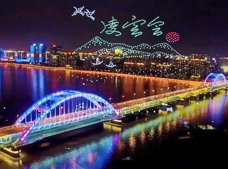 在夜幕降临的杭州，灯火辉煌的城市成为无人机表演的舞台
