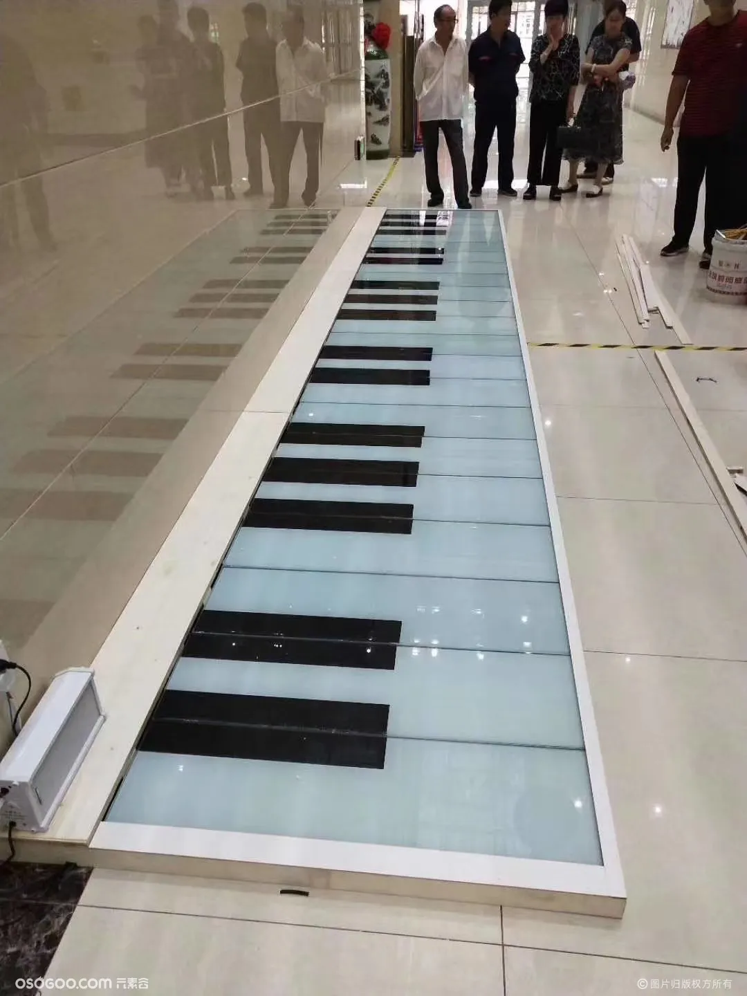 圆形地砖灯发光感应出租方形地板钢琴出售厂家