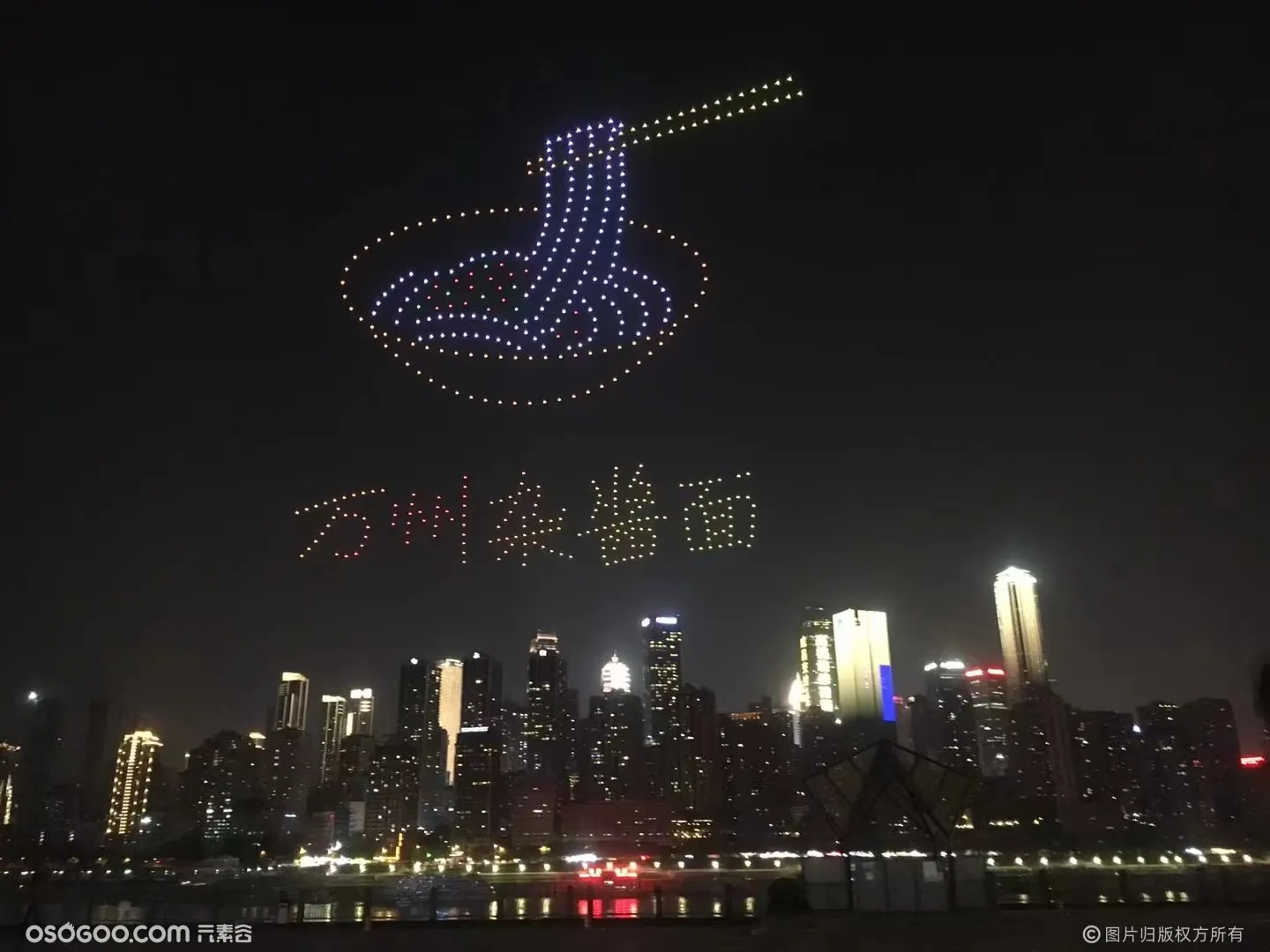 重庆万州300台无人机编队表演喜迎二十大  迈向新征程