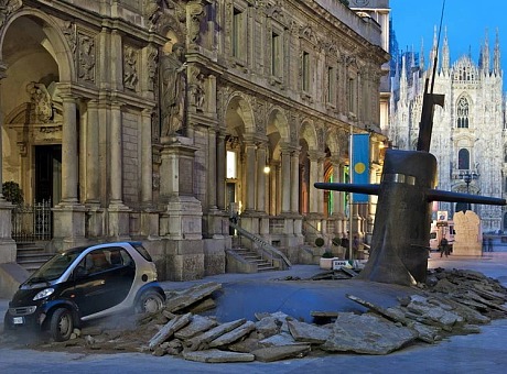 米兰街头潜水艇撞上了汽车 一场营销创意即刻抵达