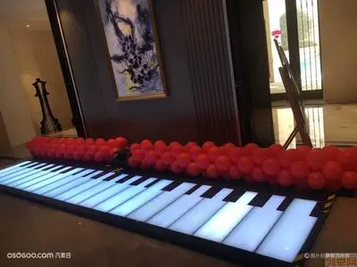 创意彩色发光道具地板钢琴出租租赁