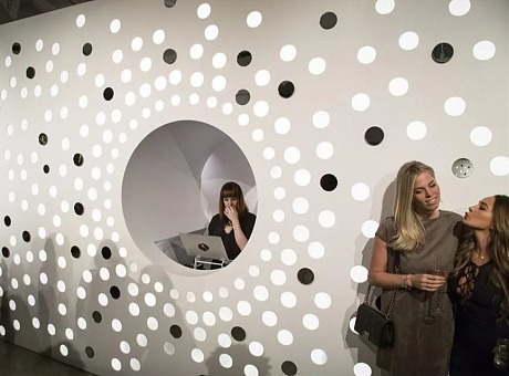 纽约时装周“互动艺术墙”