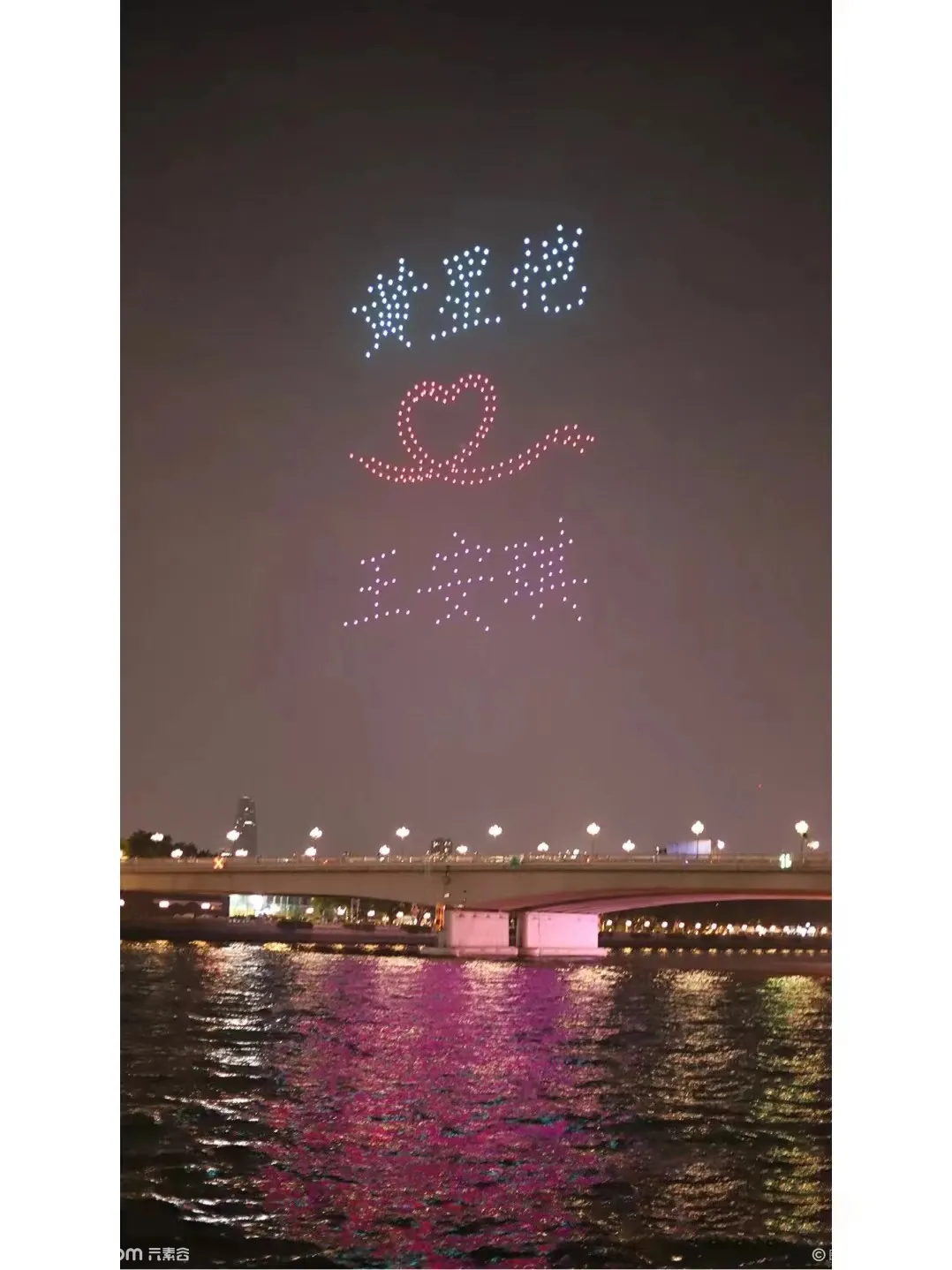 广州二沙岛求婚 400台无人机表演 