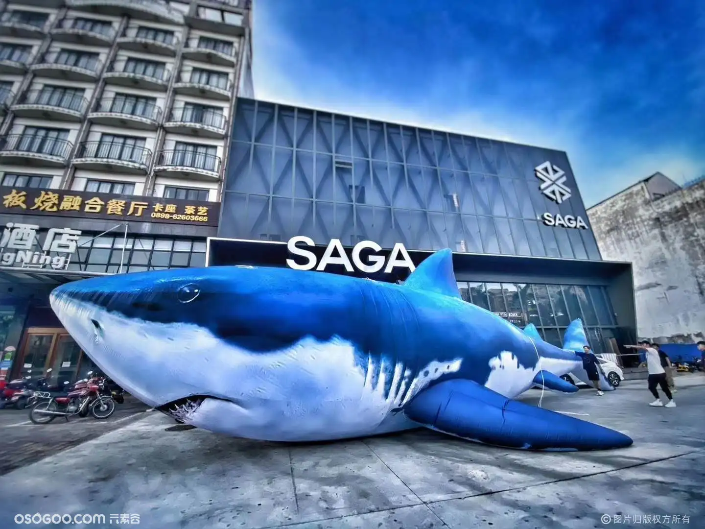 SAGA酒吧夏季海洋音乐节主题布置17m巨型鲨鱼气模