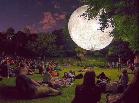 与“月亮”的艺术装置来一场近在咫尺的约会