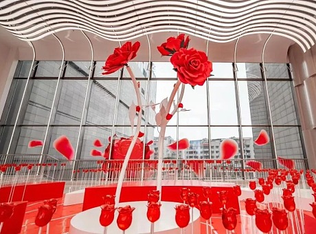 「跳舞的刺玫瑰」艺术装置展