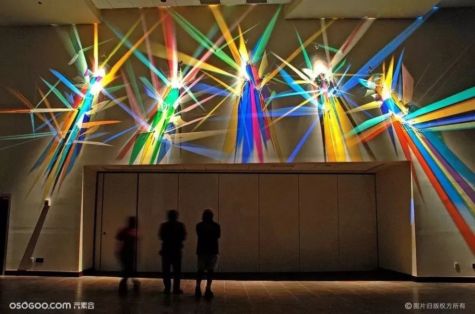 玻璃与灯光打造出绚丽的彩虹装置
