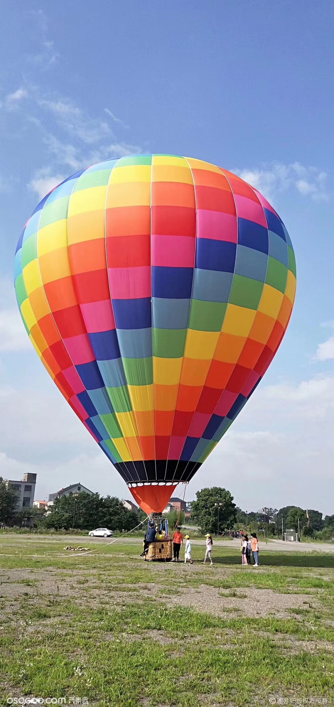 高清晰放飞的五彩气球壁纸-欧莱凯设计网