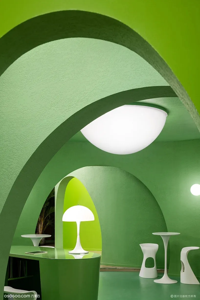 明亮的绿色墙壁和有机形状构成北京“太空时代”风格的美发沙龙