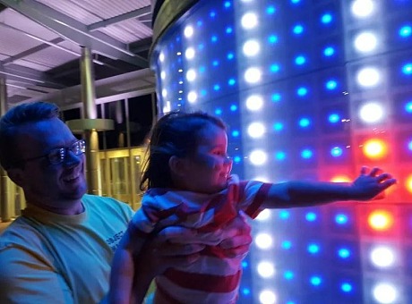 LED屏幕互动装置 儿童灯光互动装置 墙面互动公交站的小温暖