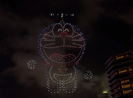 香港维多利亚港上空，哆啦A梦主题无人机表演