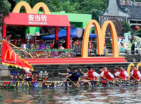 麦当劳来了广州也得划龙舟！