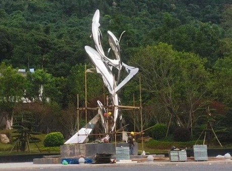 阜阳定制广场不锈钢电镀雕塑 10米金色渐变鱼跃水面雕塑