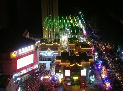 300无人机在通许紫荆华府的上空，上演了一场精彩的无人机灯光