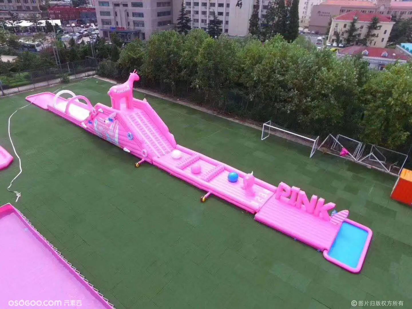 粉色滑梯