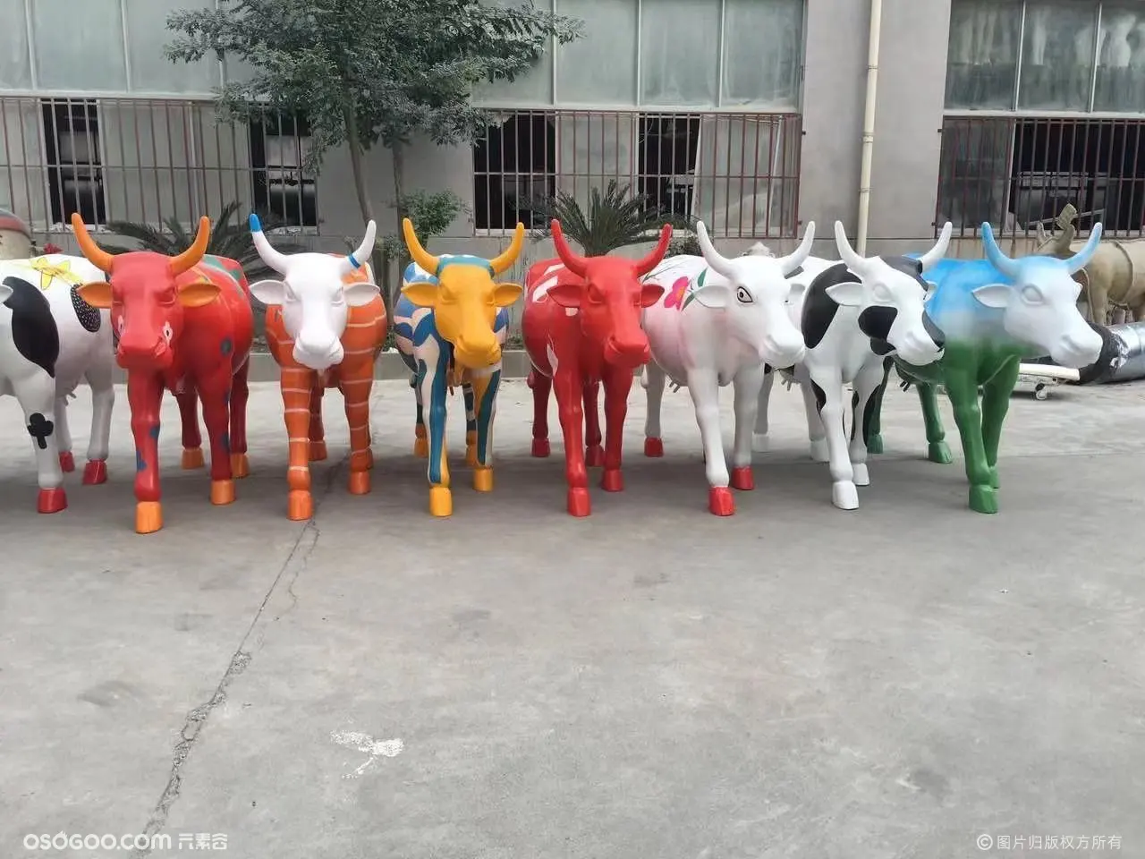 新春福牛雕塑玻璃钢道具租赁牛年道具