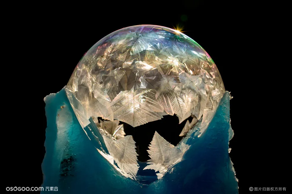 泡沫中的雪花世界，简直是大自然赐予的魔法水晶球