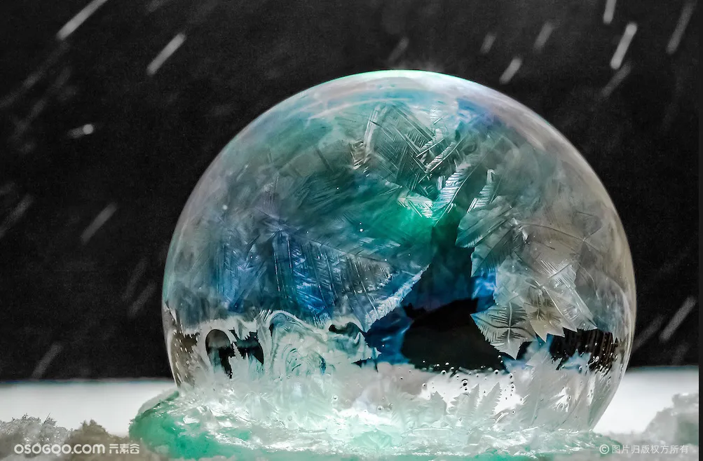 泡沫中的雪花世界，简直是大自然赐予的魔法水晶球