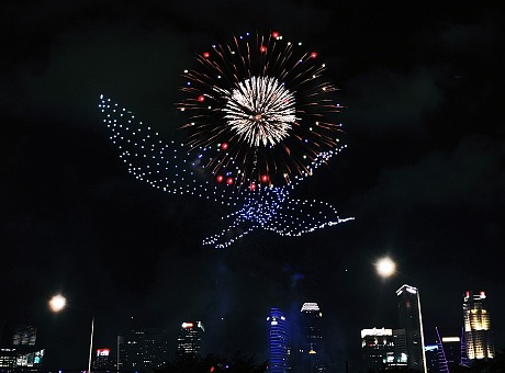 新加坡无人机表演搭配烟花，在夜幕中星光闪绕！