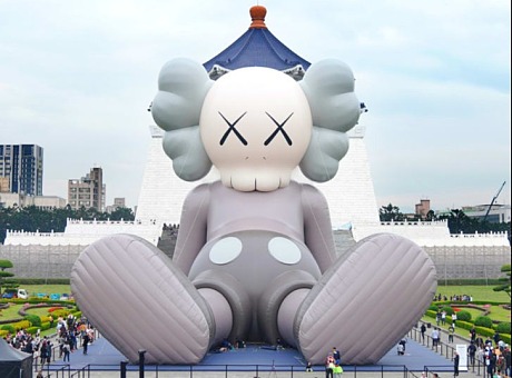 巨大的KAWS雕塑出现在香港水域