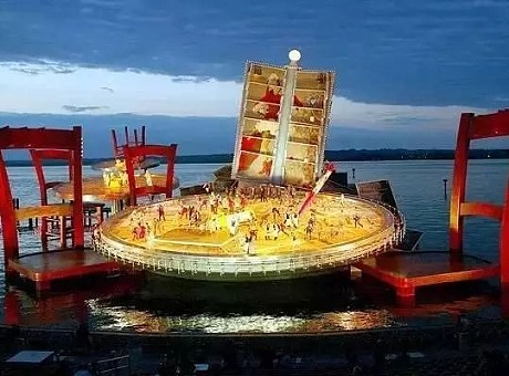 布雷根茨艺术节水上歌剧的舞台设计
