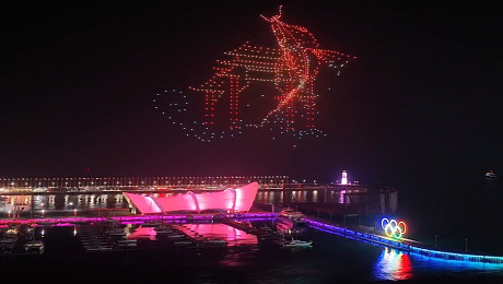 521青岛无人机表演，浮山湾53幢楼宇灯光秀与无人机首次联动