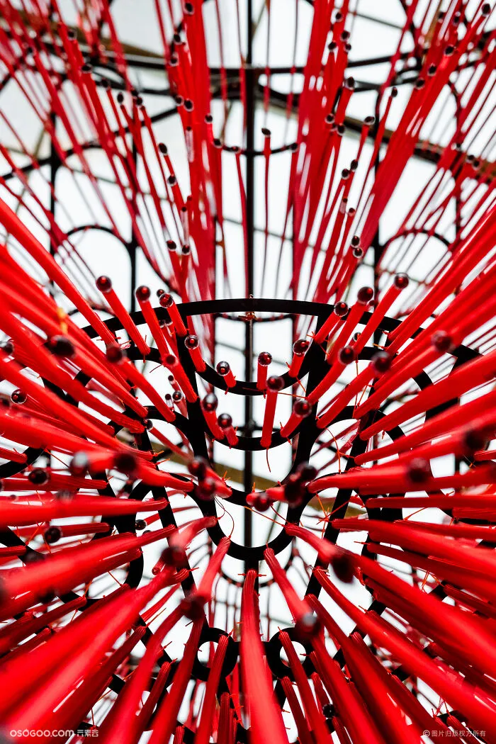 “记忆面纱”-10000串红串珠艺术装置