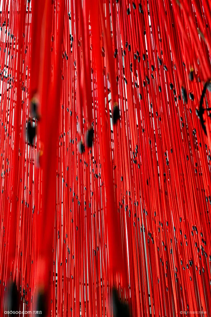 “记忆面纱”-10000串红串珠艺术装置