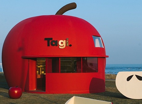 Tagi.  在阿那亚造了一个“超大苹果屋”