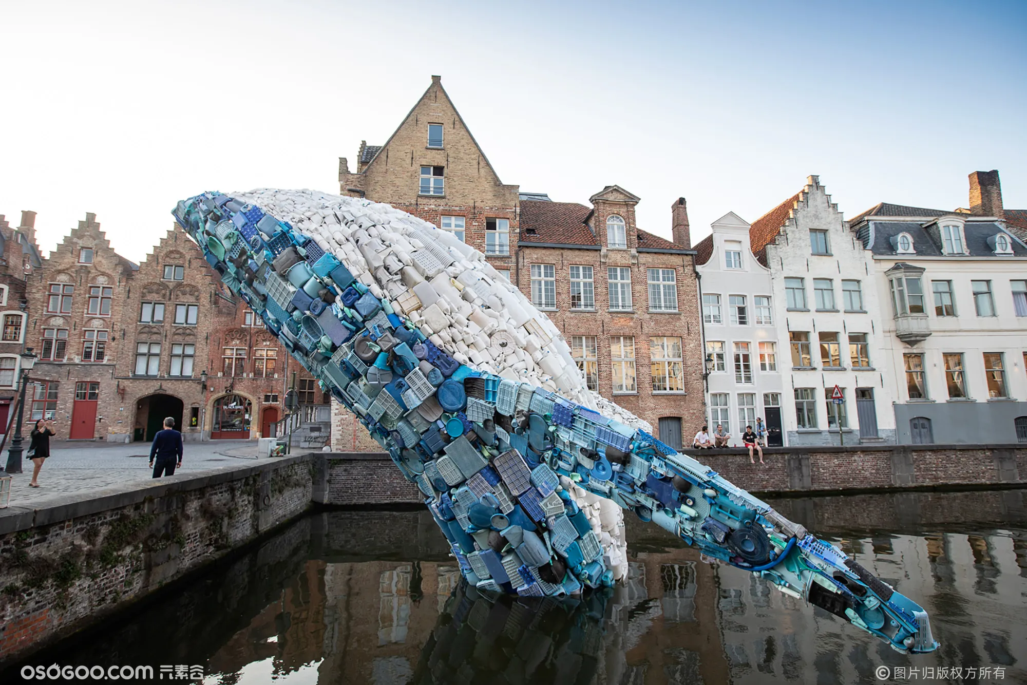 塑料垃圾打造了一座5吨高11.5米的鲸鱼雕塑1
