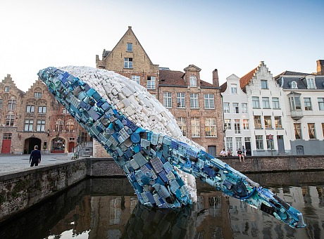 塑料垃圾打造了一座5吨高11.5米的鲸鱼雕塑1