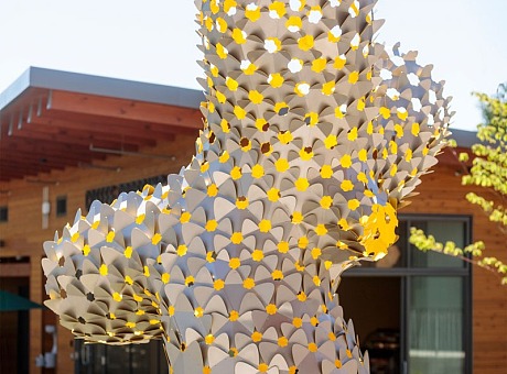数百个领结形铝件构成的波特兰雕塑