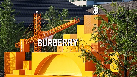 Burberry 「 TB 夏季专属标识系列限时精品店 」