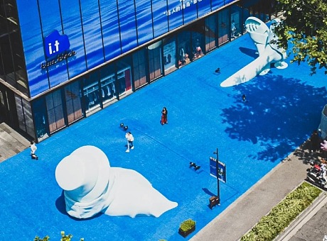 南京万象天地打造「 巨人的海岛」艺术装置