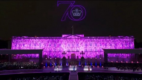 庆祝英国女王登基70周年 以白金汉宫为背景的空中无人机表演