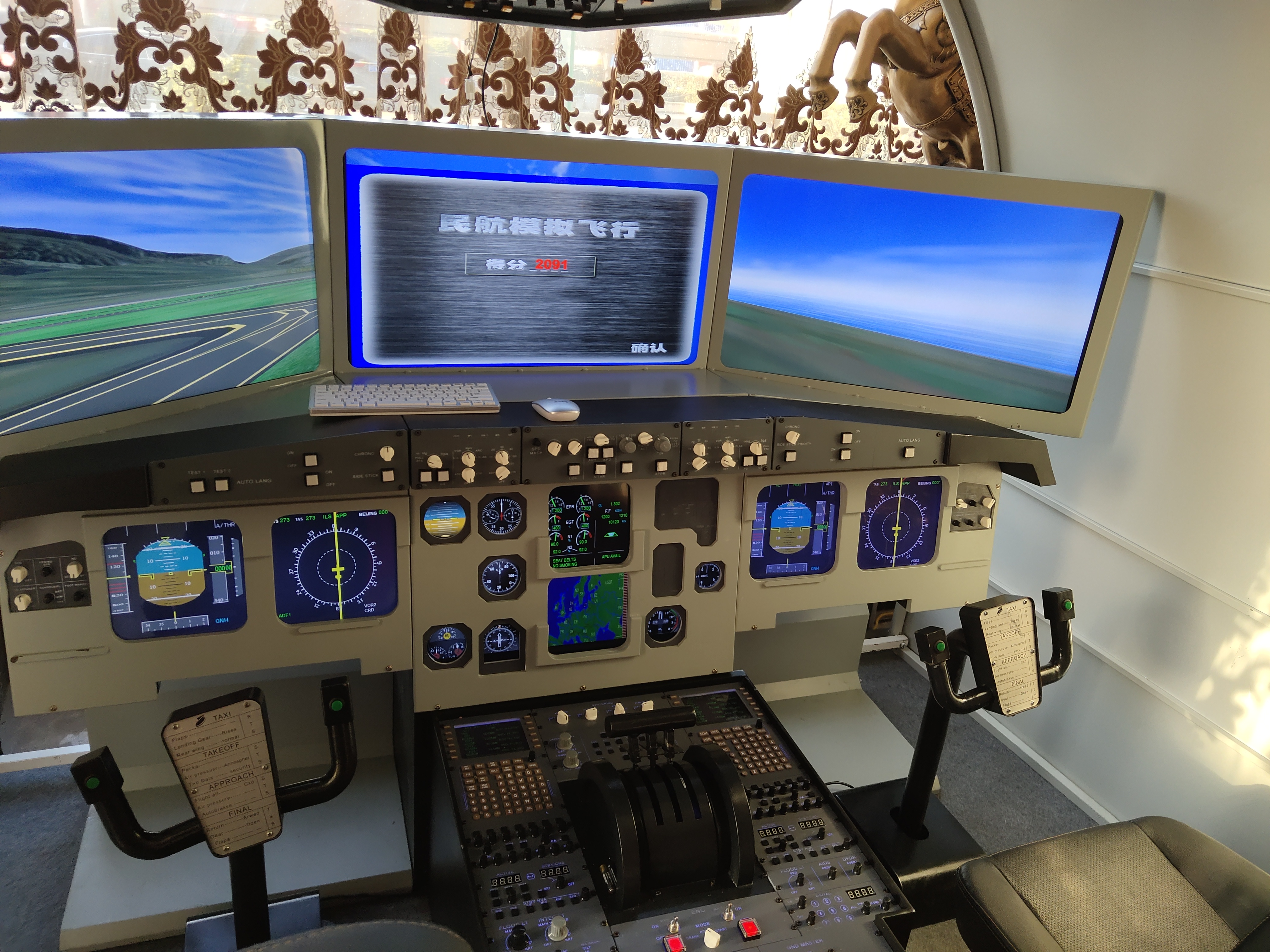 民航飞行模拟器,顶板,操作台及 仪表面板皆为复刻空客飞行驾驶机的