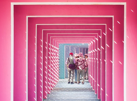 探索芭比粉红对当代建筑的影响：6个令人尖叫的商业项目