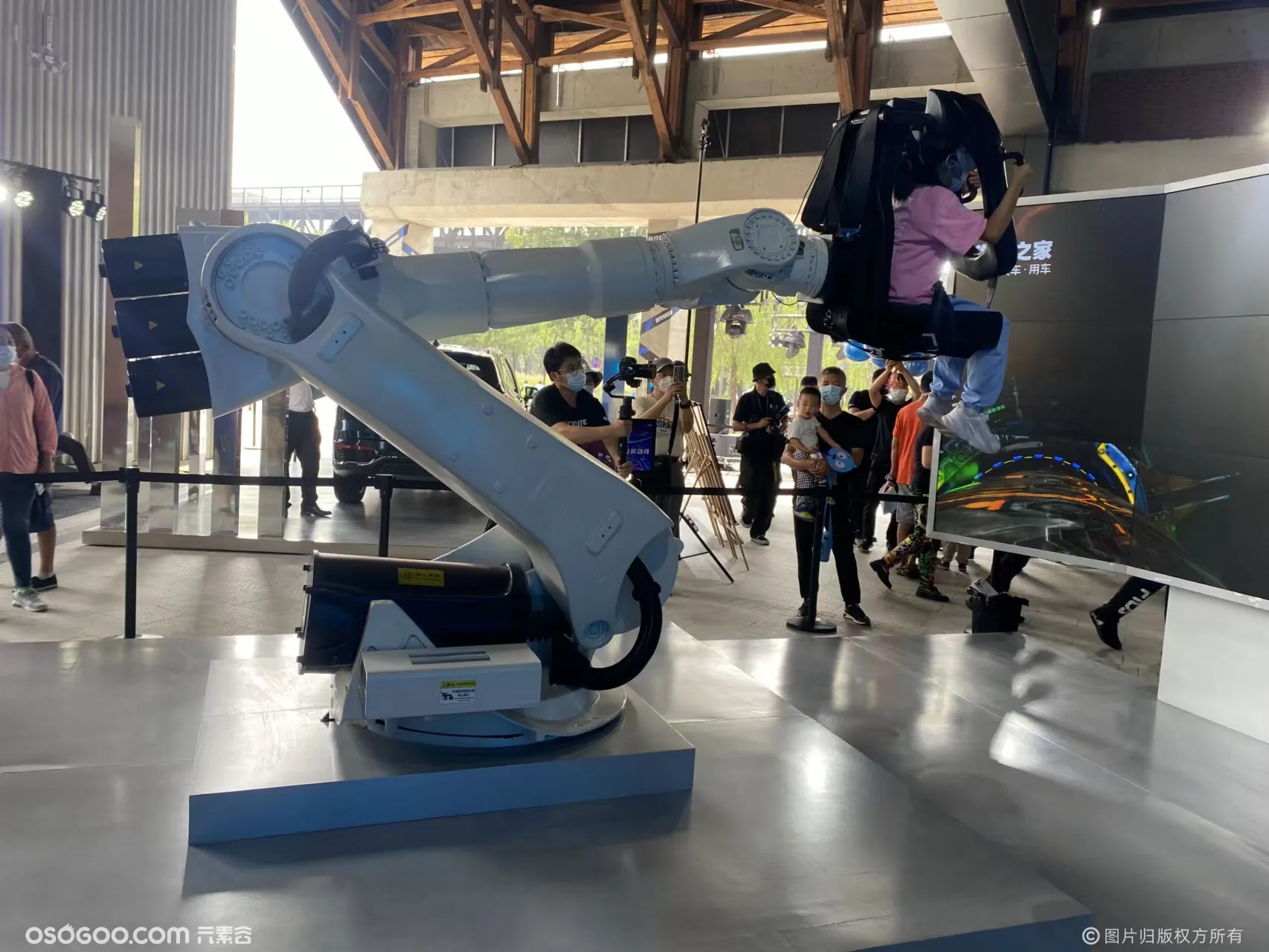 机械臂VR/汽车VR互动/展会互动/科技互动装置/VR设备