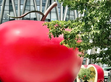 巨型红苹果 「掉落」深圳湾万象城