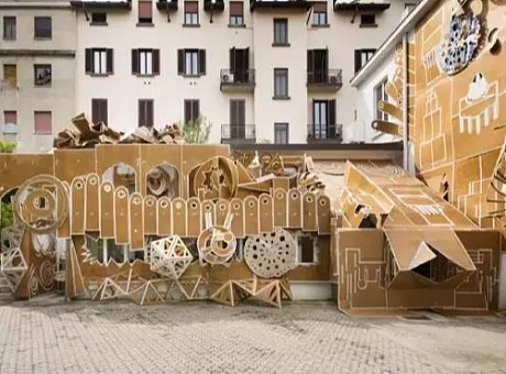 将米兰庭院打造成纸板艺术装置
