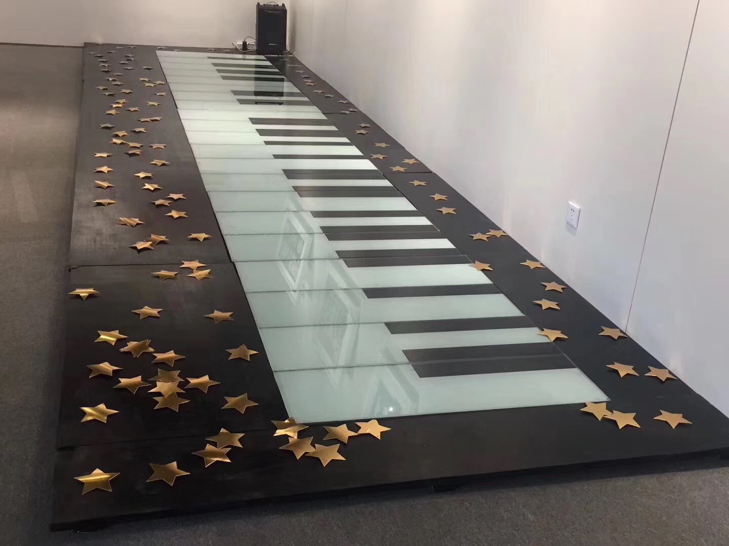 音乐地面钢琴出租,感应发光地板钢琴出租